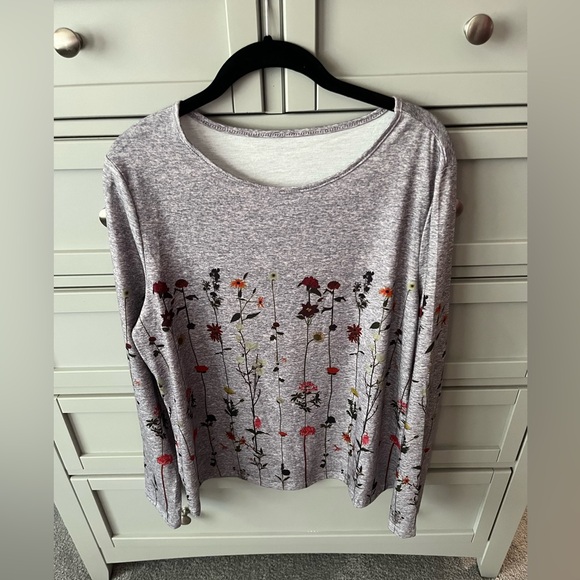 Grey with flowers long sleeve pullover top. Size large - Picture 1 of 3